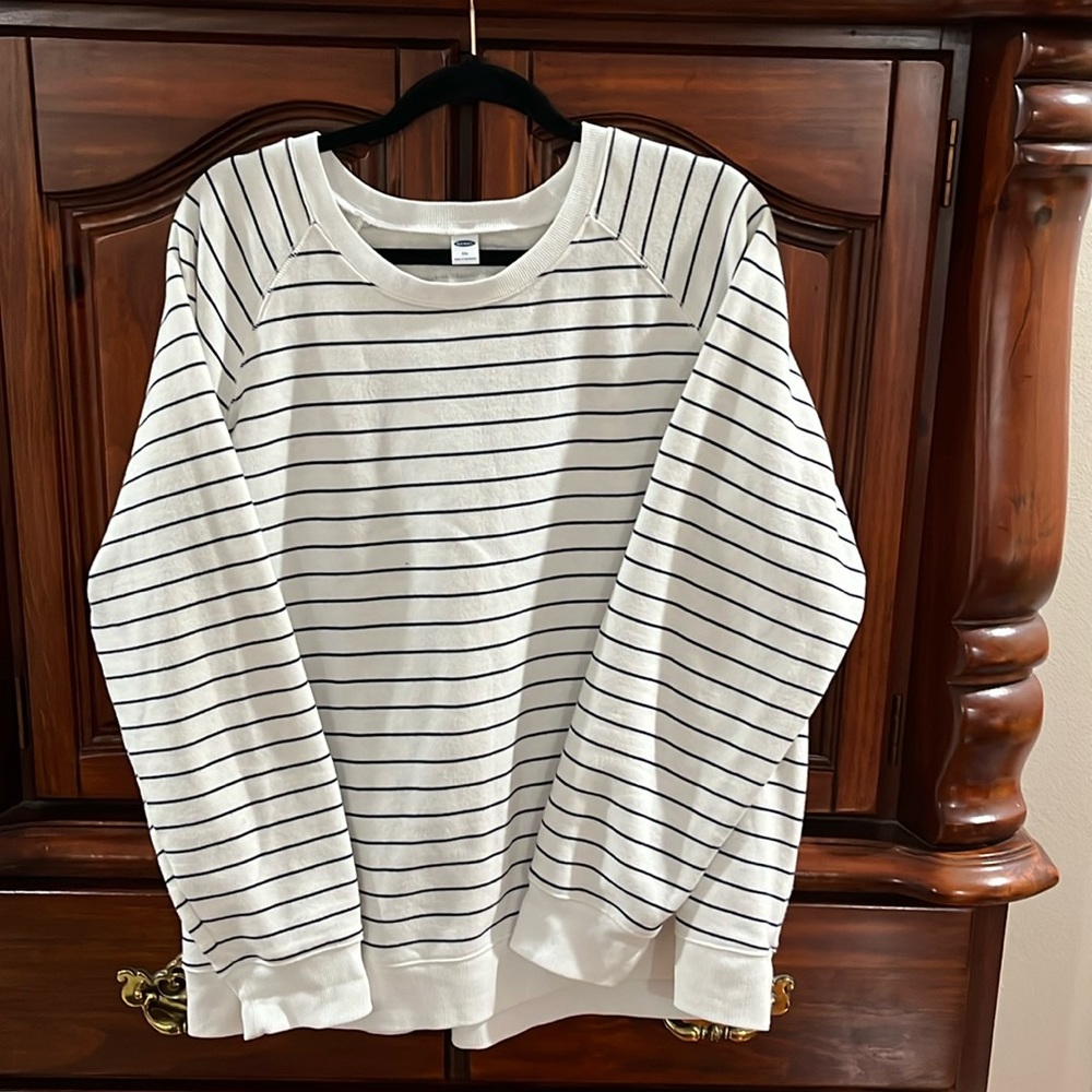 Old navy sweatshirt size XXL.slightly worn. Very comfortable. No holes